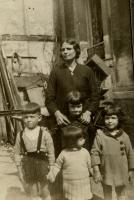 Zia Marietta and her family (Romano, Nino, Janette and ?).